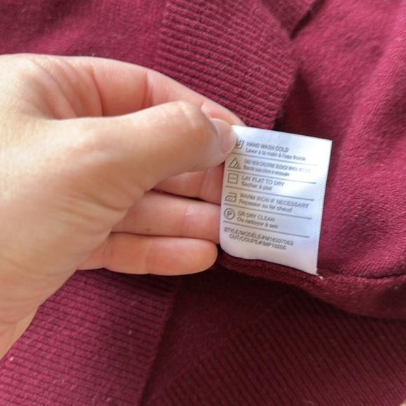 Vince 100% Cashmere Burgundy Red V Neck Sweater - Picture 7 of 8